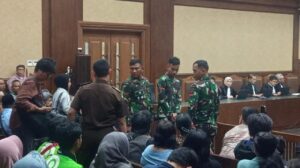 Hakim Sidang Nadiem Makarim Tegur Prajurit TNI yang Berdiri di Ruang Sidang