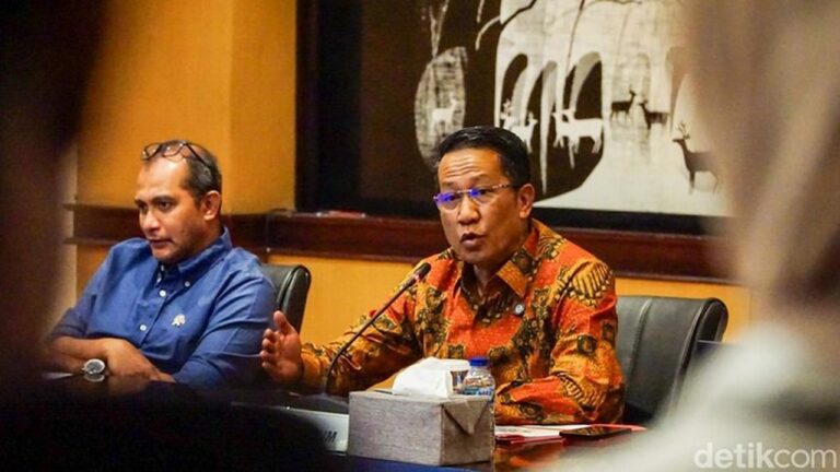 Menteri Hukum: Mengirim Stiker Pejabat di Medsos Boleh, Asal Sopan dan Tidak Menghina Menteri Hukum: Mengirim Stiker Pejabat di Medsos Boleh, Asal Sopan dan Tidak Menghina