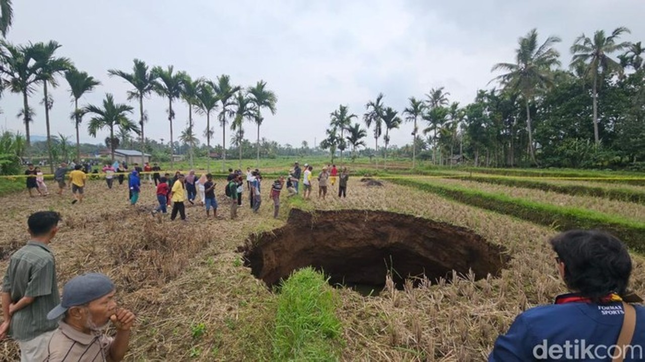 Lubang Raksasa Muncul di Sawah Warga Sumbar Pasca Terdengar Suara Ledakan