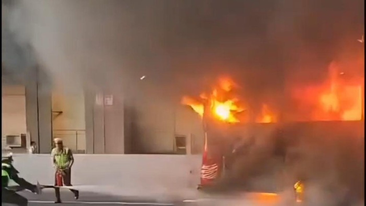 Bus Wisata Ziarah Terbakar di Tol Japek Arah Bekasi, 34 Penumpang Dievakuasi