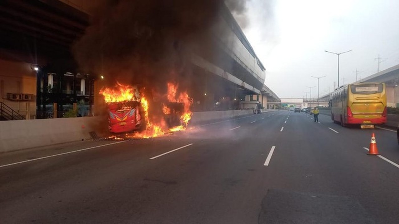 Bus Peziarah Tujuan Lampung Terbakar di Tol Cikampek Akibat Korsleting Sound System