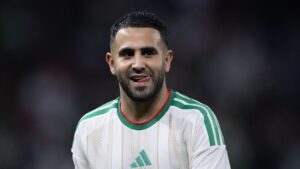 Riyad Mahrez Tunjukkan Kerendahan Hati di Piala Afrika 2025, dari Main Bola dengan Bocil hingga Bantu Fans di Medsos