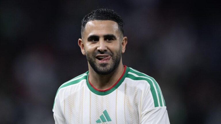 Riyad Mahrez Tunjukkan Kerendahan Hati di Piala Afrika 2025, dari Main Bola dengan Bocil hingga Bantu Fans di Medsos