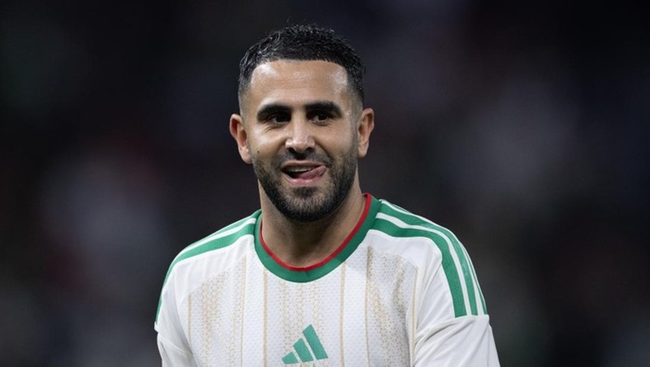 Riyad Mahrez Tunjukkan Kerendahan Hati di Piala Afrika 2025, dari Main Bola dengan Bocil hingga Bantu Fans di Medsos