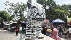 Patung Macan Kediri Mirip Kuda Nil Viral, Ditawar Rp 180 Juta hingga Ramai Wisatawan