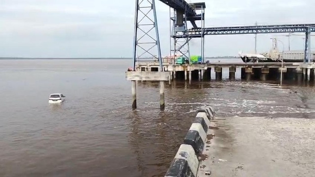 Jembatan Pelabuhan Tanjung Buton Siak Ambruk, Mobil dan Motor Terjun ke Laut Jembatan Pelabuhan Tanjung Buton Siak Ambruk, Mobil dan Motor Terjun ke Laut