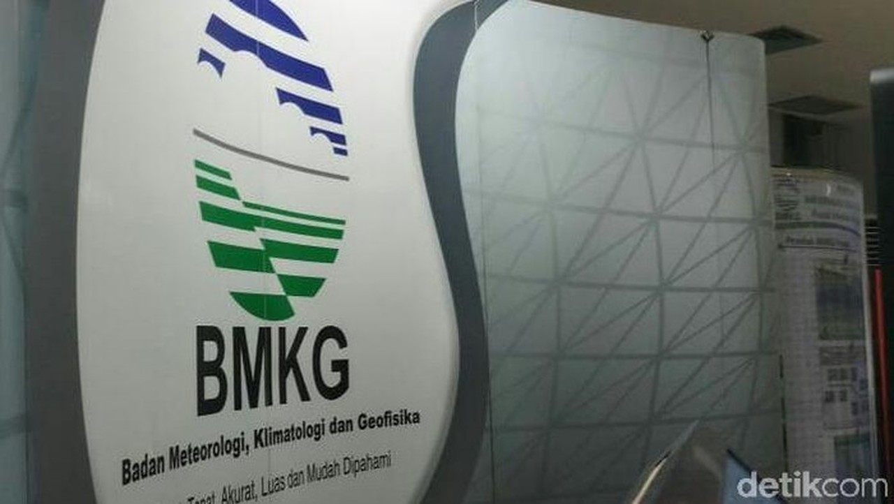 BMKG Deteksi Bibit Siklon Tropis 91 S, Waspada Gelombang 4 Meter di Natuna