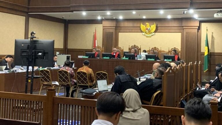 Saksi Kasus Chromebook Akui Terima USD 7.000, Sebut Uang Sudah Dikembalikan ke Penyidik Saksi Kasus Chromebook Akui Terima USD 7.000, Sebut Uang Sudah Dikembalikan ke Penyidik