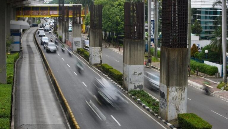 Pemerintah DKI Mulai Bongkar Tiang Monorel Mangkrak Pekan Depan Tanpa Tutup Jalan Pemerintah DKI Mulai Bongkar Tiang Monorel Mangkrak Pekan Depan Tanpa Tutup Jalan