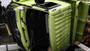 Truk Kontainer Terbalik di Tol Japek Arah Cikarang, Lalu Lintas Normal
