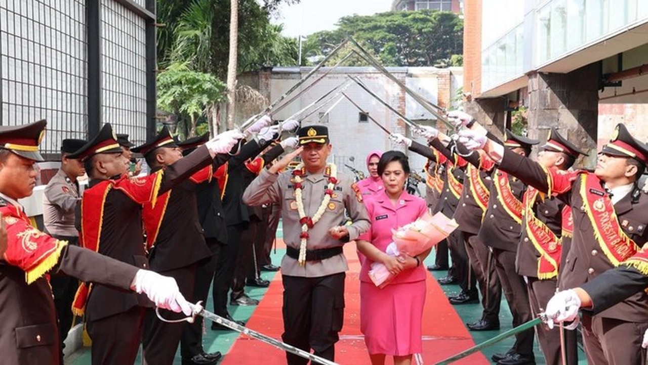 Kombes Wisnu Wardana Jabat Kapolresta Bandara Soetta, Disambut Tradisi Pedang Pora Kombes Wisnu Wardana Jabat Kapolresta Bandara Soetta, Disambut Tradisi Pedang Pora