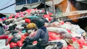 Sampah Pasar Cimanggis Meluap ke Jalan, Warga Tangsel Keluhkan Bau Busuk dan Gangguan Kesehatan