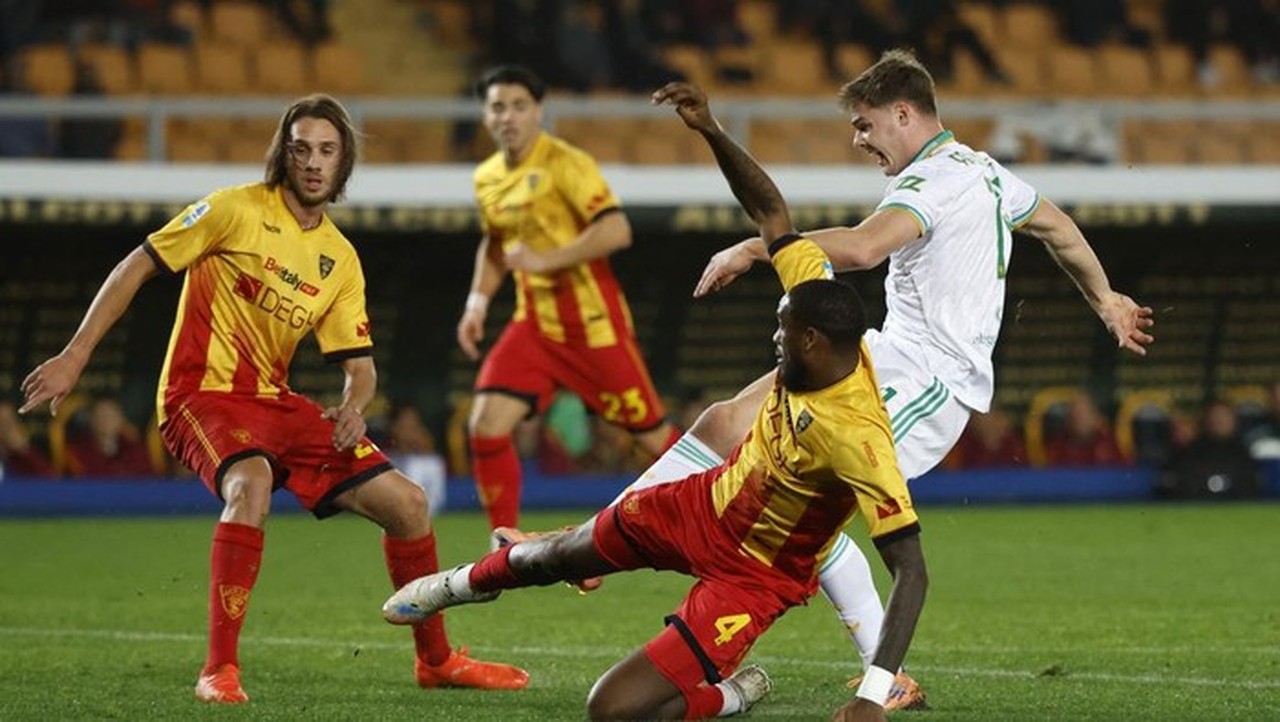 AS Roma Bangkit, Kalahkan Lecce 2-0 Berkat Gol Ferguson dan Dovbyk AS Roma Bangkit, Kalahkan Lecce 2-0 Berkat Gol Ferguson dan Dovbyk