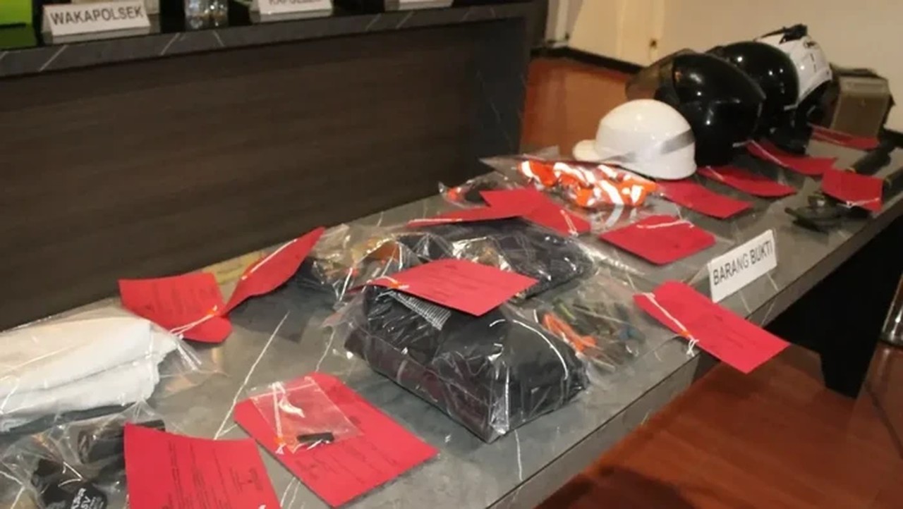 Tiga Pria Ditangkap, Pencurian Kabel Listrik di Jakarta Rugikan Negara Rp 220 Juta Tiga Pria Ditangkap, Pencurian Kabel Listrik di Jakarta Rugikan Negara Rp 220 Juta