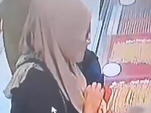 Wanita Berkerudung Cokelat Gasak Gelang Emas 5 Gram di Toko Perhiasan Bogor