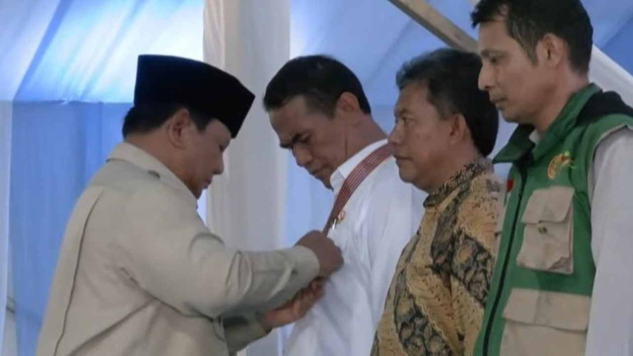 Prabowo Beri Tanda Kehormatan Bintang Jasa ke Mentan Amran, Petani, hingga Kapolres