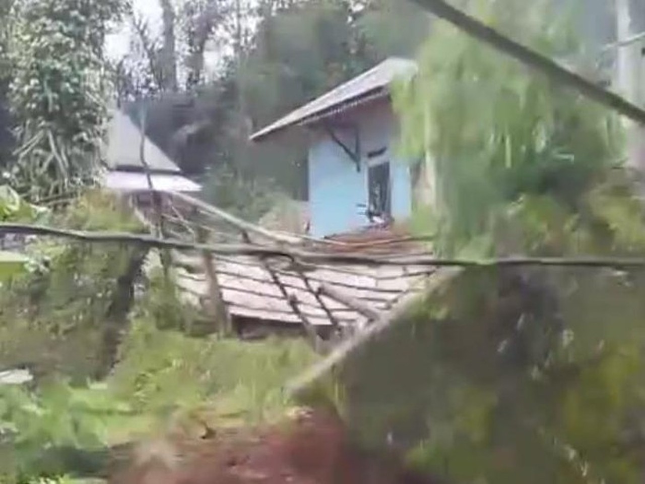 Hujan Deras Picu Tembok Penahan Tanah di Lebak Ambruk, Satu Rumah Rusak Parah