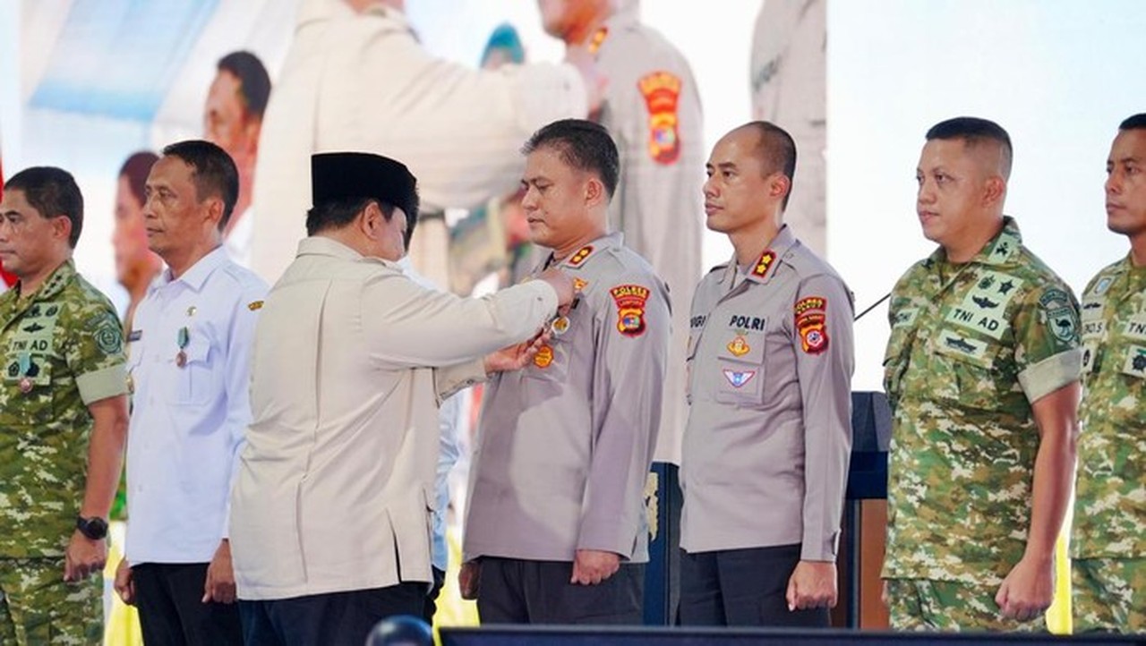 Prabowo Anugerahi Kapolda Jateng-Kalsel Satyalancana Wira Karya Bidang Pangan Prabowo Anugerahi Kapolda Jateng-Kalsel Satyalancana Wira Karya Bidang Pangan