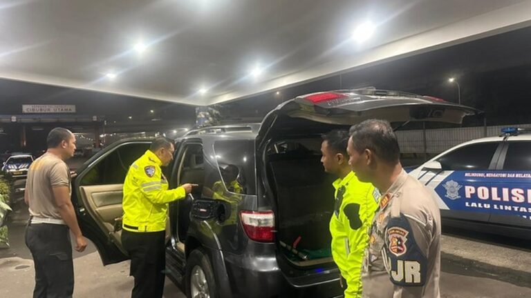 Sopir Fortuner Isi Solar Subsidi Pakai 25 Barcode, Kabur Hingga Masuk Parit di Tol Jagorawi Sopir Fortuner Isi Solar Subsidi Pakai 25 Barcode, Kabur Hingga Masuk Parit di Tol Jagorawi
