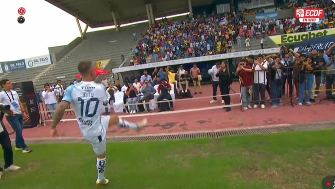 Aksi Kocak Damian Diaz: Tendang Bola ke Staf Klub Saat Perkenalan di Guayaquil City Aksi Kocak Damian Diaz: Tendang Bola ke Staf Klub Saat Perkenalan di Guayaquil City