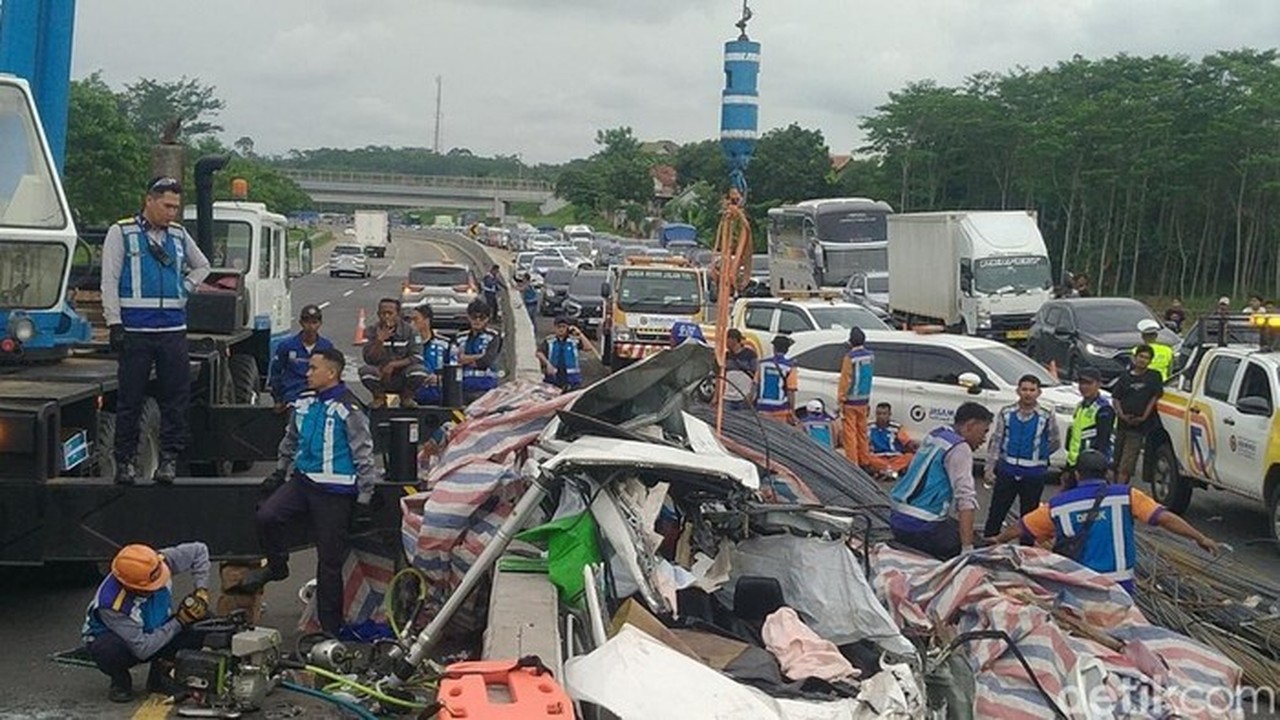 Kecelakaan Maut di Tol Batang: Voxy dan Mercy Ringsek Tertimbun Besi Muatan Truk Kecelakaan Maut di Tol Batang: Voxy dan Mercy Ringsek Tertimbun Besi Muatan Truk