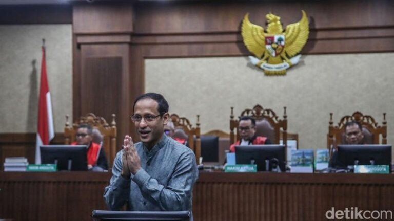 Sidang Nadiem Makarim Gunakan KUHAP Baru, Hakim dan Jaksa Sepakat Terapkan Asas Menguntungkan Terdakwa Sidang Nadiem Makarim Gunakan KUHAP Baru, Hakim dan Jaksa Sepakat Terapkan Asas Menguntungkan Terdakwa