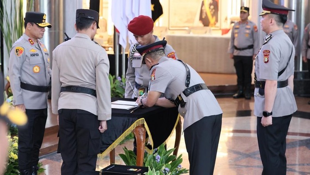 Kapolda Metro Jaya Lantik 6 Kapolres Baru, Termasuk Jaksel dan Tangsel, Tekankan Peningkatan Pelayanan Kapolda Metro Jaya Lantik 6 Kapolres Baru, Termasuk Jaksel dan Tangsel, Tekankan Peningkatan Pelayanan