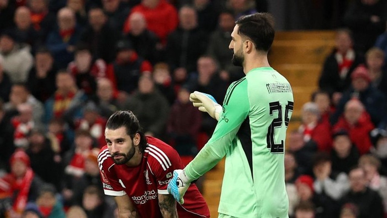 Arne Slot Buka Suara Soal Aksi Blunder Dominik Szoboszlai yang Berujung Gol Barnsley