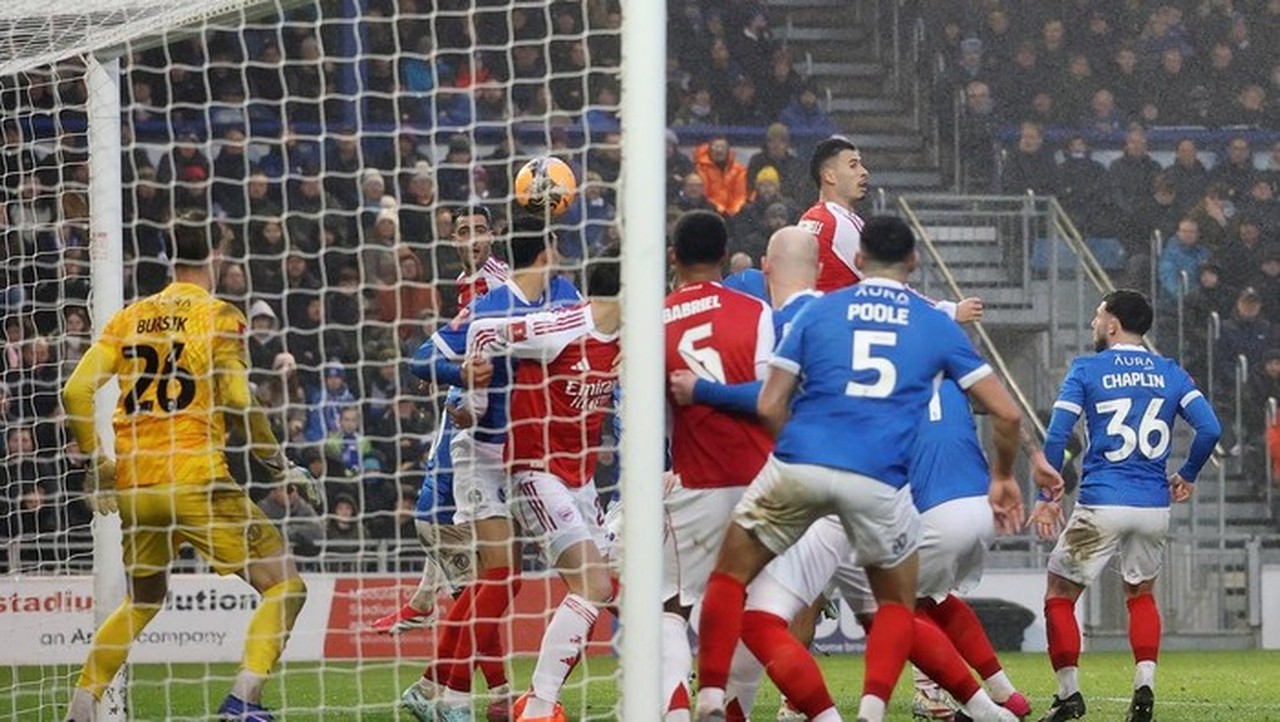 Manajer Chelsea Liam Rosenior Bela Arsenal dari Julukan ‘Set Pieces FC’