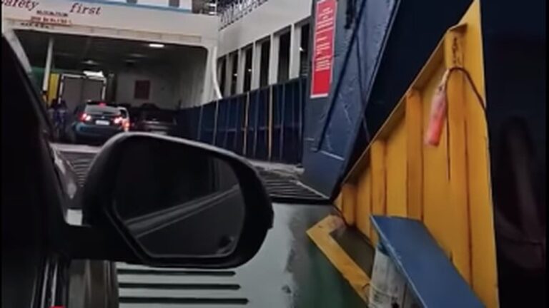 Pungli Jasa Keset di Gilimanuk Viral, Pengemudi Mobil Dimintai Rp 4 Ribu Saat Masuk Feri Pungli Jasa Keset di Gilimanuk Viral, Pengemudi Mobil Dimintai Rp 4 Ribu Saat Masuk Feri