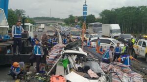 Evakuasi Kecelakaan Maut Tol Batang Makan Waktu 7 Jam Akibat Tumpukan Besi
