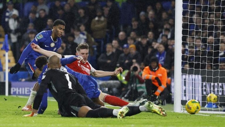 Blunder Fatal Robert Sanchez: Liam Rosenior Bela Kiper Chelsea Usai Kalah dari Arsenal